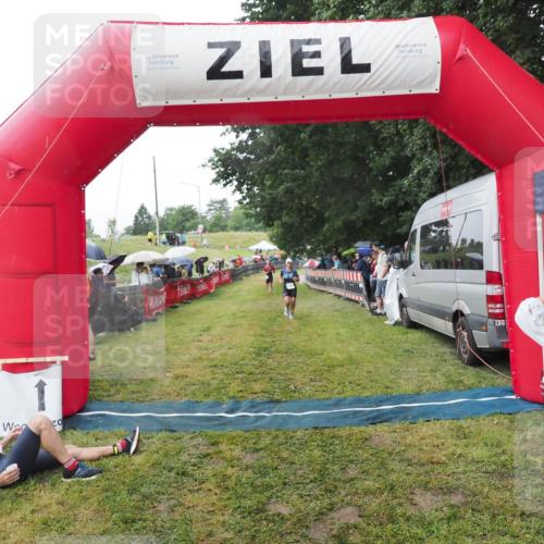 21.06.2025 - 27. Vierlanden-Triathlon MichiJ http://msf.ph/oto/8045242 15.06.2026 13:51:27 Ziel 908 meine-sportfotos.de