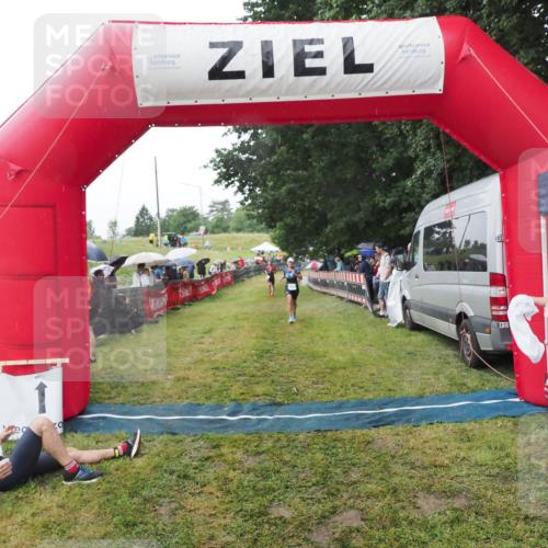 21.06.2025 - 27. Vierlanden-Triathlon MichiJ http://msf.ph/oto/8045243 15.06.2026 13:51:28 Ziel 908 meine-sportfotos.de