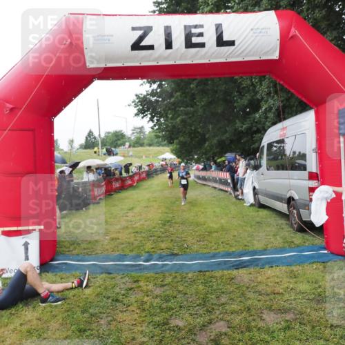 21.06.2025 - 27. Vierlanden-Triathlon MichiJ http://msf.ph/oto/8045245 15.06.2026 13:51:28 Ziel 908 meine-sportfotos.de