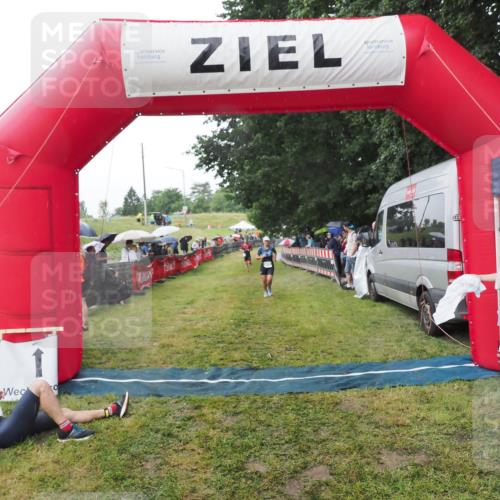 21.06.2025 - 27. Vierlanden-Triathlon MichiJ http://msf.ph/oto/8045248 15.06.2026 13:51:28 Ziel 908 meine-sportfotos.de