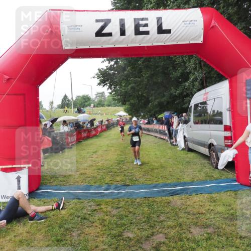 21.06.2025 - 27. Vierlanden-Triathlon MichiJ http://msf.ph/oto/8045256 15.06.2026 13:51:29 Ziel 908 meine-sportfotos.de