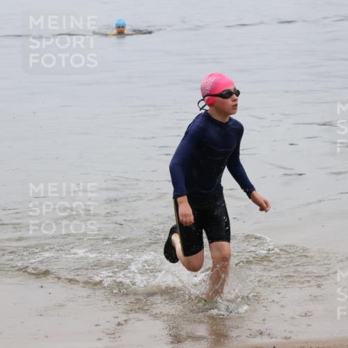 21.06.2025 - 27. Vierlanden-Triathlon Lena Gebhardt http://msf.ph/oto/8045261 15.06.2025 14:47:02 Schwimmen 1341 meine-sportfotos.de