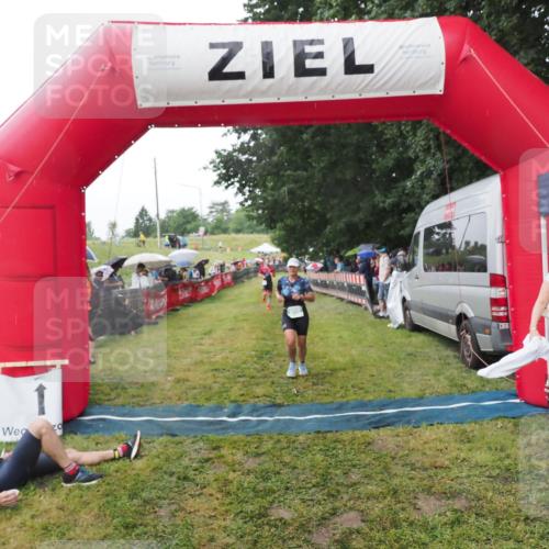 21.06.2025 - 27. Vierlanden-Triathlon MichiJ http://msf.ph/oto/8045263 15.06.2026 13:51:30 Ziel 908 meine-sportfotos.de