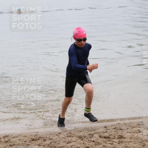 21.06.2025 - 27. Vierlanden-Triathlon Lena Gebhardt http://msf.ph/oto/8045268 15.06.2025 14:47:02 Schwimmen 1341 meine-sportfotos.de