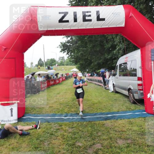 21.06.2025 - 27. Vierlanden-Triathlon MichiJ http://msf.ph/oto/8045272 15.06.2026 13:51:30 Ziel 908 meine-sportfotos.de
