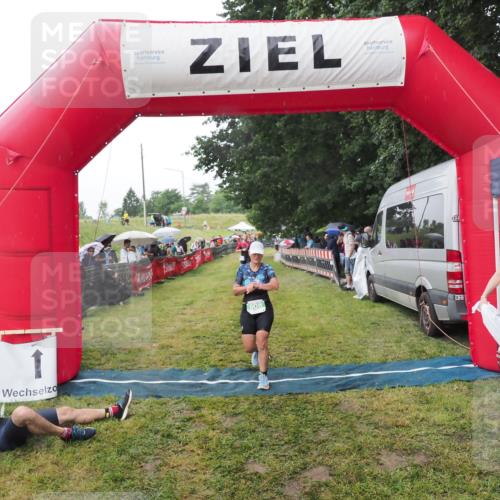 21.06.2025 - 27. Vierlanden-Triathlon MichiJ http://msf.ph/oto/8045274 15.06.2026 13:51:30 Ziel 908 meine-sportfotos.de