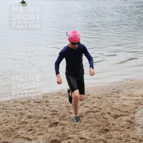 21.06.2025 - 27. Vierlanden-Triathlon Lena Gebhardt http://msf.ph/oto/8045283 15.06.2025 14:47:03 Schwimmen 1341 meine-sportfotos.de