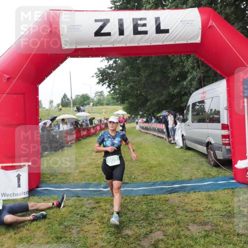 21.06.2025 - 27. Vierlanden-Triathlon MichiJ http://msf.ph/oto/8045284 15.06.2026 13:51:31 Ziel 908, 1119 meine-sportfotos.de