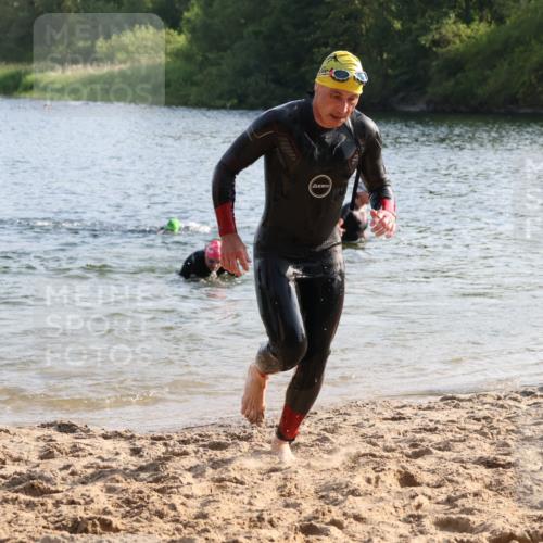 15.06.2025 - 27. Vierlanden-Triathlon Lena Gebhardt http://msf.ph/oto/8045288 15.06.2025 08:39:09 Schwimmen 77, 120, 132, 165 meine-sportfotos.de