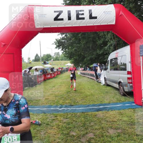 21.06.2025 - 27. Vierlanden-Triathlon MichiJ http://msf.ph/oto/8045289 15.06.2026 13:51:32 Ziel 908, 1119 meine-sportfotos.de