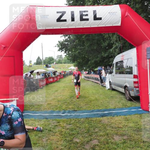21.06.2025 - 27. Vierlanden-Triathlon MichiJ http://msf.ph/oto/8045294 15.06.2026 13:51:33 Ziel 908, 1119 meine-sportfotos.de