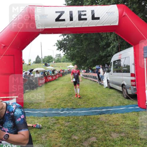 21.06.2025 - 27. Vierlanden-Triathlon MichiJ http://msf.ph/oto/8045296 15.06.2026 13:51:33 Ziel 908, 1119 meine-sportfotos.de