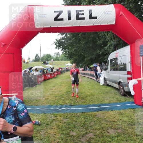 21.06.2025 - 27. Vierlanden-Triathlon MichiJ http://msf.ph/oto/8045302 15.06.2026 13:51:34 Ziel 908, 1119 meine-sportfotos.de