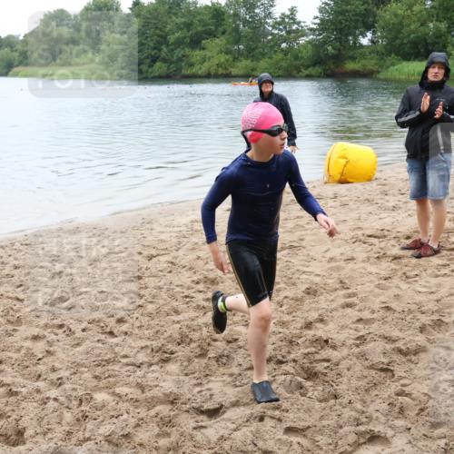 21.06.2025 - 27. Vierlanden-Triathlon Lena Gebhardt http://msf.ph/oto/8045303 15.06.2025 14:47:05 Schwimmen 1341 meine-sportfotos.de