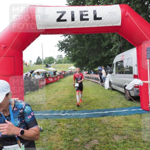 21.06.2025 - 27. Vierlanden-Triathlon MichiJ http://msf.ph/oto/8045306 15.06.2026 13:51:34 Ziel 908, 1119 meine-sportfotos.de