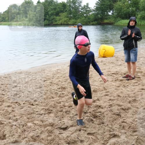 21.06.2025 - 27. Vierlanden-Triathlon Lena Gebhardt http://msf.ph/oto/8045307 15.06.2025 14:47:05 Schwimmen 1341 meine-sportfotos.de