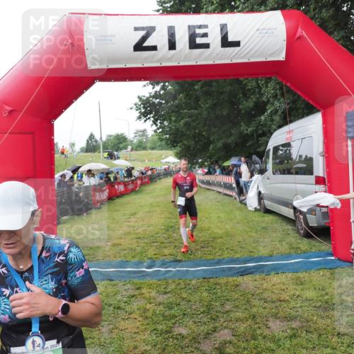 21.06.2025 - 27. Vierlanden-Triathlon MichiJ http://msf.ph/oto/8045309 15.06.2026 13:51:34 Ziel 908, 1119 meine-sportfotos.de