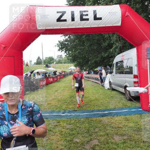 21.06.2025 - 27. Vierlanden-Triathlon MichiJ http://msf.ph/oto/8045310 15.06.2026 13:51:34 Ziel 908, 1119 meine-sportfotos.de