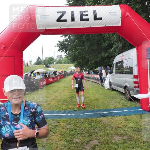 21.06.2025 - 27. Vierlanden-Triathlon MichiJ http://msf.ph/oto/8045313 15.06.2026 13:51:34 Ziel 908, 1119 meine-sportfotos.de
