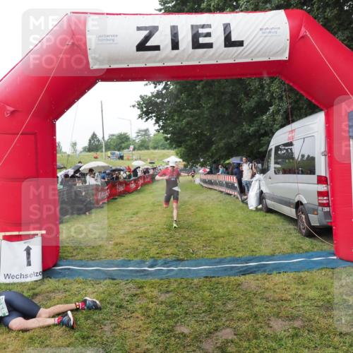 21.06.2025 - 27. Vierlanden-Triathlon MichiJ http://msf.ph/oto/8045315 15.06.2026 13:51:49 Ziel 1115 meine-sportfotos.de
