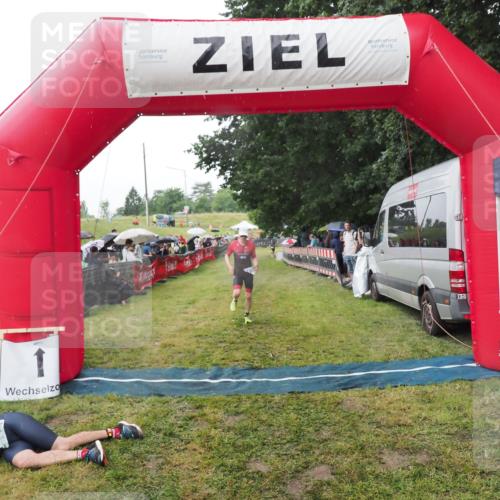 21.06.2025 - 27. Vierlanden-Triathlon MichiJ http://msf.ph/oto/8045317 15.06.2026 13:51:49 Ziel 1115 meine-sportfotos.de