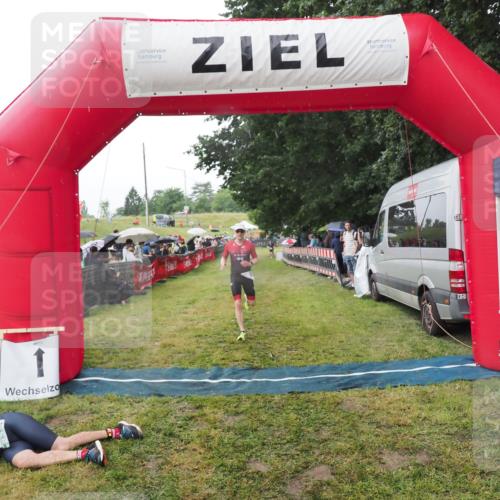 21.06.2025 - 27. Vierlanden-Triathlon MichiJ http://msf.ph/oto/8045321 15.06.2026 13:51:49 Ziel 1115 meine-sportfotos.de