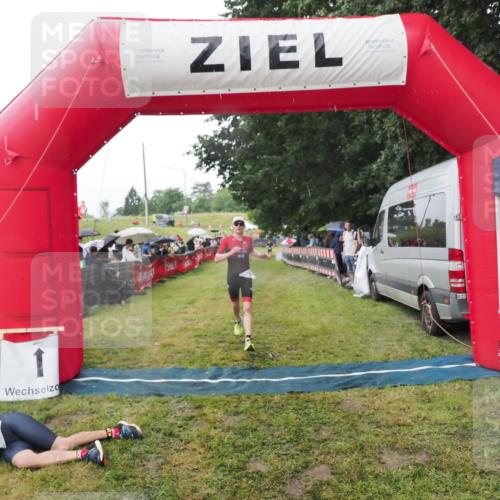 21.06.2025 - 27. Vierlanden-Triathlon MichiJ http://msf.ph/oto/8045326 15.06.2026 13:51:49 Ziel 1115 meine-sportfotos.de