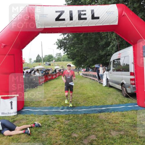 21.06.2025 - 27. Vierlanden-Triathlon MichiJ http://msf.ph/oto/8045330 15.06.2026 13:51:50 Ziel 1115 meine-sportfotos.de