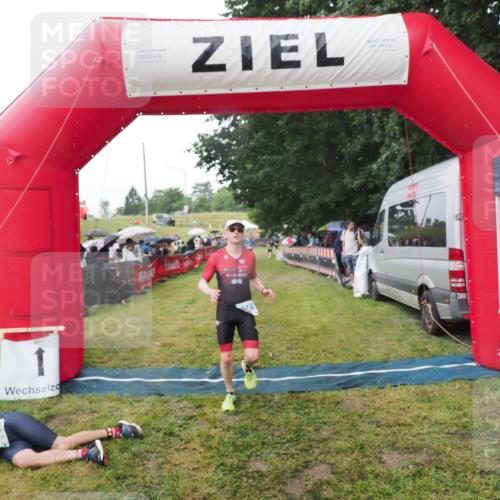 21.06.2025 - 27. Vierlanden-Triathlon MichiJ http://msf.ph/oto/8045336 15.06.2026 13:51:50 Ziel 1115 meine-sportfotos.de