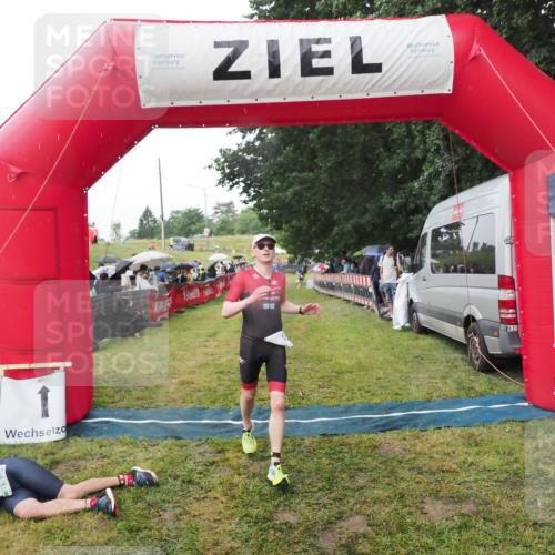 21.06.2025 - 27. Vierlanden-Triathlon MichiJ http://msf.ph/oto/8045338 15.06.2026 13:51:50 Ziel 1115 meine-sportfotos.de