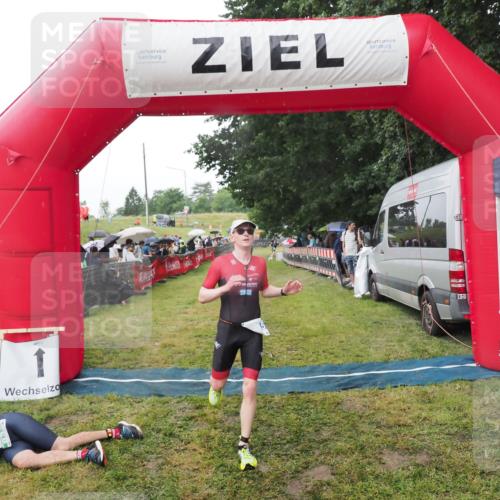 21.06.2025 - 27. Vierlanden-Triathlon MichiJ http://msf.ph/oto/8045340 15.06.2026 13:51:50 Ziel 1115 meine-sportfotos.de