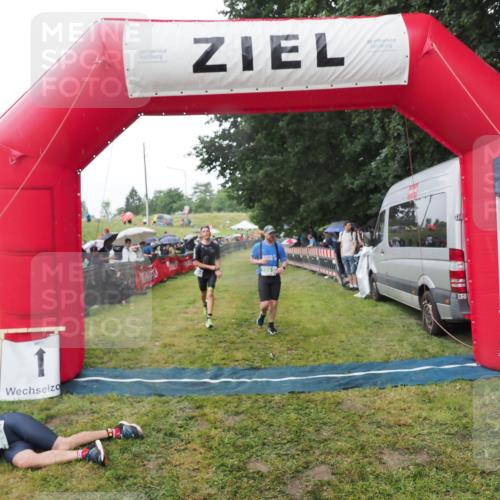21.06.2025 - 27. Vierlanden-Triathlon MichiJ http://msf.ph/oto/8045342 15.06.2026 13:51:59 Ziel 729, 1154 meine-sportfotos.de