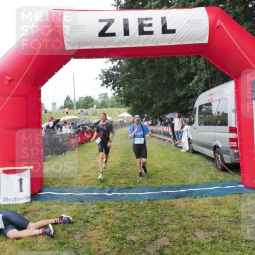 21.06.2025 - 27. Vierlanden-Triathlon MichiJ http://msf.ph/oto/8045348 15.06.2026 13:52:00 Ziel 729, 1154 meine-sportfotos.de