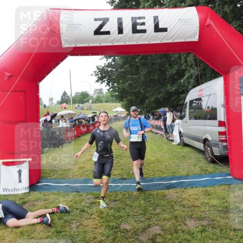 21.06.2025 - 27. Vierlanden-Triathlon MichiJ http://msf.ph/oto/8045359 15.06.2026 13:52:00 Ziel 729, 1154 meine-sportfotos.de
