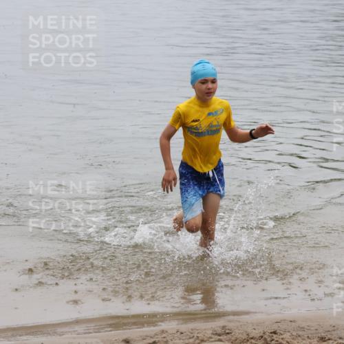 21.06.2025 - 27. Vierlanden-Triathlon Lena Gebhardt http://msf.ph/oto/8045360 15.06.2025 14:47:34 Schwimmen 1334 meine-sportfotos.de