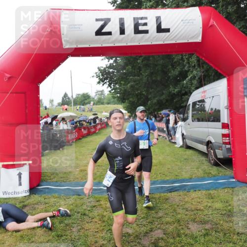 21.06.2025 - 27. Vierlanden-Triathlon MichiJ http://msf.ph/oto/8045365 15.06.2026 13:52:01 Ziel 729, 1154 meine-sportfotos.de