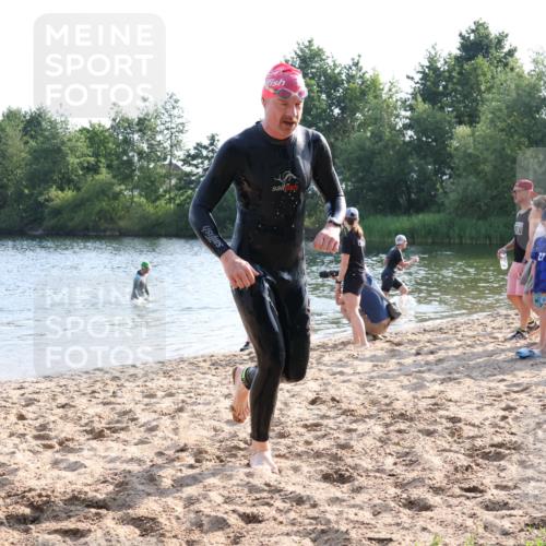15.06.2025 - 27. Vierlanden-Triathlon Lena Gebhardt http://msf.ph/oto/8045366 15.06.2025 08:39:18 Schwimmen 120, 132, 165 meine-sportfotos.de