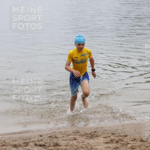 21.06.2025 - 27. Vierlanden-Triathlon Lena Gebhardt http://msf.ph/oto/8045368 15.06.2025 14:47:34 Schwimmen 1334 meine-sportfotos.de