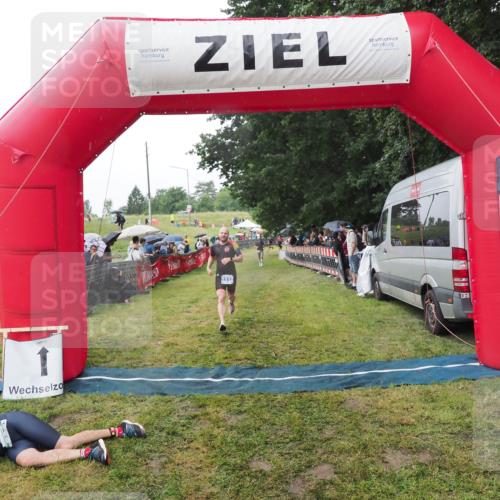 21.06.2025 - 27. Vierlanden-Triathlon MichiJ http://msf.ph/oto/8045369 15.06.2026 13:52:15 Ziel 1112 meine-sportfotos.de