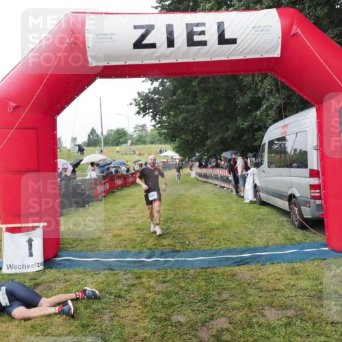 21.06.2025 - 27. Vierlanden-Triathlon MichiJ http://msf.ph/oto/8045373 15.06.2026 13:52:15 Ziel 1112 meine-sportfotos.de