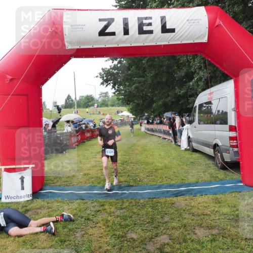 21.06.2025 - 27. Vierlanden-Triathlon MichiJ http://msf.ph/oto/8045379 15.06.2026 13:52:15 Ziel 1112 meine-sportfotos.de