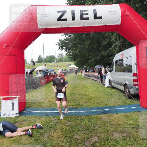 21.06.2025 - 27. Vierlanden-Triathlon MichiJ http://msf.ph/oto/8045383 15.06.2026 13:52:16 Ziel 1112 meine-sportfotos.de