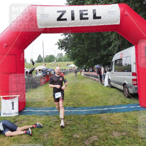 21.06.2025 - 27. Vierlanden-Triathlon MichiJ http://msf.ph/oto/8045385 15.06.2026 13:52:16 Ziel 1112 meine-sportfotos.de