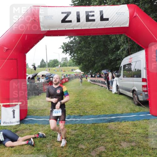 21.06.2025 - 27. Vierlanden-Triathlon MichiJ http://msf.ph/oto/8045389 15.06.2026 13:52:16 Ziel 1112 meine-sportfotos.de