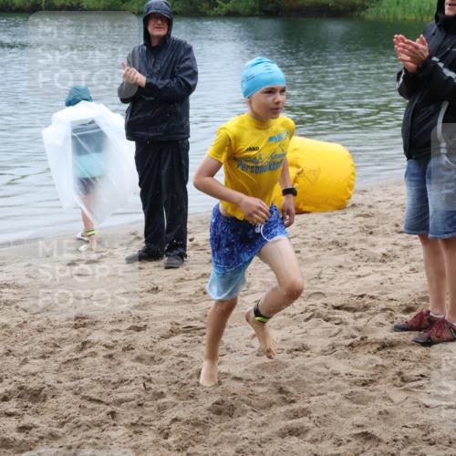 21.06.2025 - 27. Vierlanden-Triathlon Lena Gebhardt http://msf.ph/oto/8045395 15.06.2025 14:47:36 Schwimmen 1334 meine-sportfotos.de