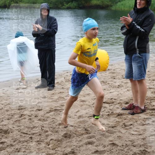 21.06.2025 - 27. Vierlanden-Triathlon Lena Gebhardt http://msf.ph/oto/8045399 15.06.2025 14:47:37 Schwimmen 1334 meine-sportfotos.de