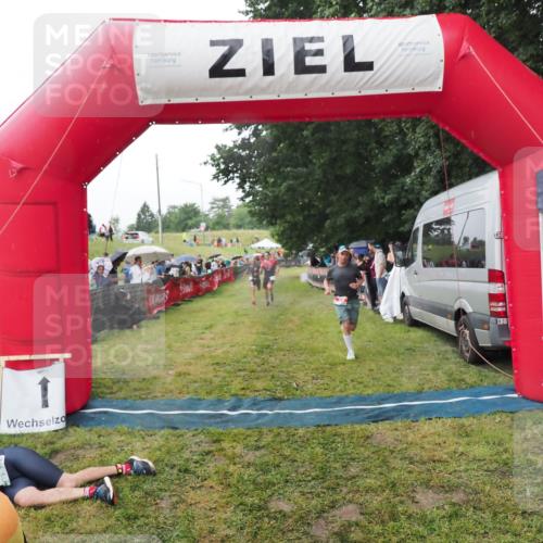 21.06.2025 - 27. Vierlanden-Triathlon MichiJ http://msf.ph/oto/8045400 15.06.2026 13:52:20 Ziel 23, 1112, 1117, 1163 meine-sportfotos.de