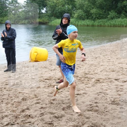 21.06.2025 - 27. Vierlanden-Triathlon Lena Gebhardt http://msf.ph/oto/8045404 15.06.2025 14:47:37 Schwimmen 1334 meine-sportfotos.de