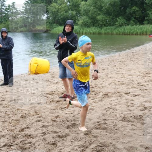 21.06.2025 - 27. Vierlanden-Triathlon Lena Gebhardt http://msf.ph/oto/8045407 15.06.2025 14:47:37 Schwimmen 1334 meine-sportfotos.de