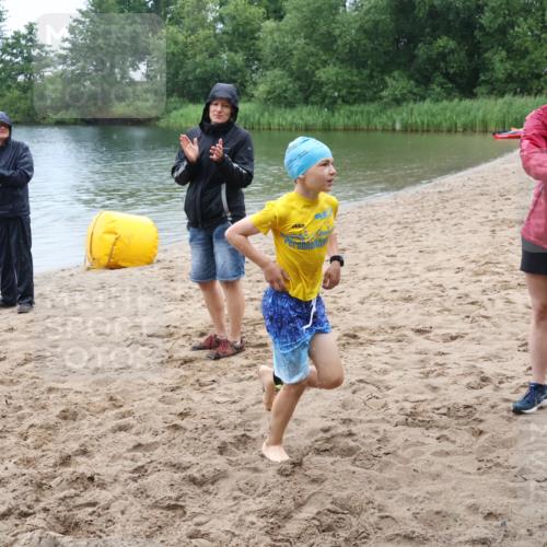 21.06.2025 - 27. Vierlanden-Triathlon Lena Gebhardt http://msf.ph/oto/8045411 15.06.2025 14:47:37 Schwimmen 1334 meine-sportfotos.de
